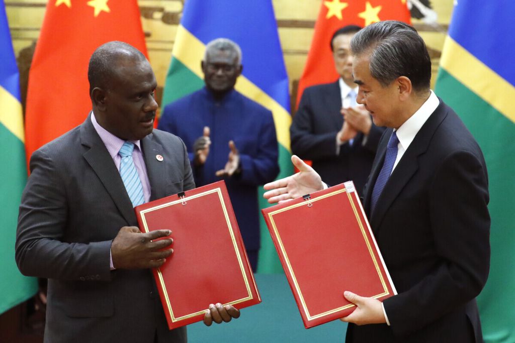 Menter Luar Negeri China Wang Yi (kanan) dan Menlu Kepulauan Solomon Jeremiah Manele seusai penandatanganan sebuah kesepakatan di Beijing pada 9 Oktober 2019. Kedua negara baru saja menandatangani pakta keamanan.  