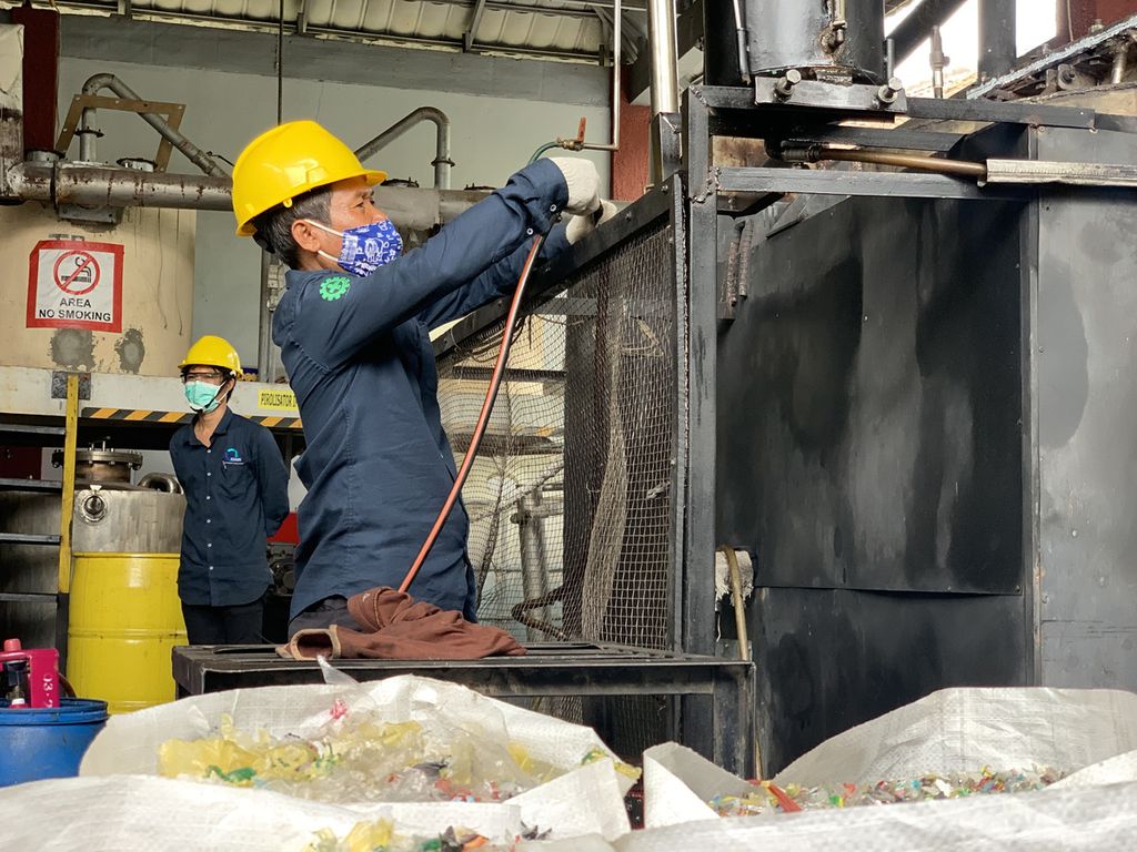 Aktivitas pengelolaan daur ulang sampah plastik menjadi bahan bakar minyak di Industri Pengelolaan Sampah Terpadu (IPST) ASARI, Celegon, Banten, Rabu (19/10/2022).