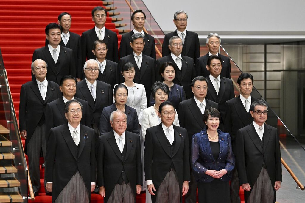 Perdana Menteri Jepang Fumio Kishida (depan tengah) dan kabinet barunya berfoto di kantor perdana menteri di Tokyo, Rabu (13/9/2023). 