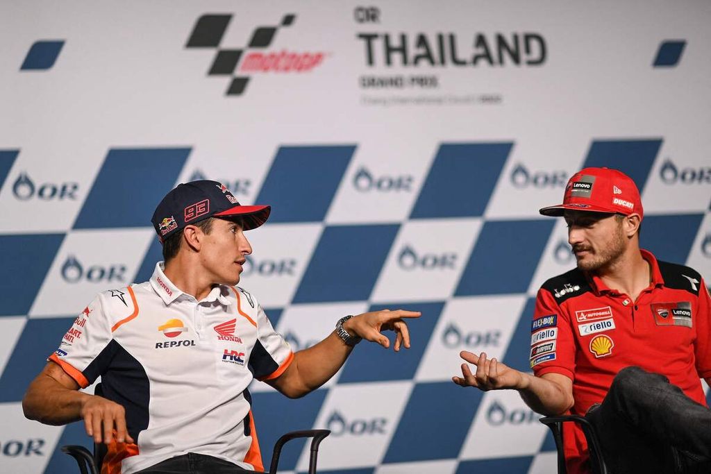 Pebalap Repsol Honda Marc Marquez (kiri) berbincang dengan pebalap Ducati lenovo Jack Miler di sela konferensi pers MotoGP seri Thailand di Sirkuit Internasional Chang, Buriram, Kamis (29/9/2022). 