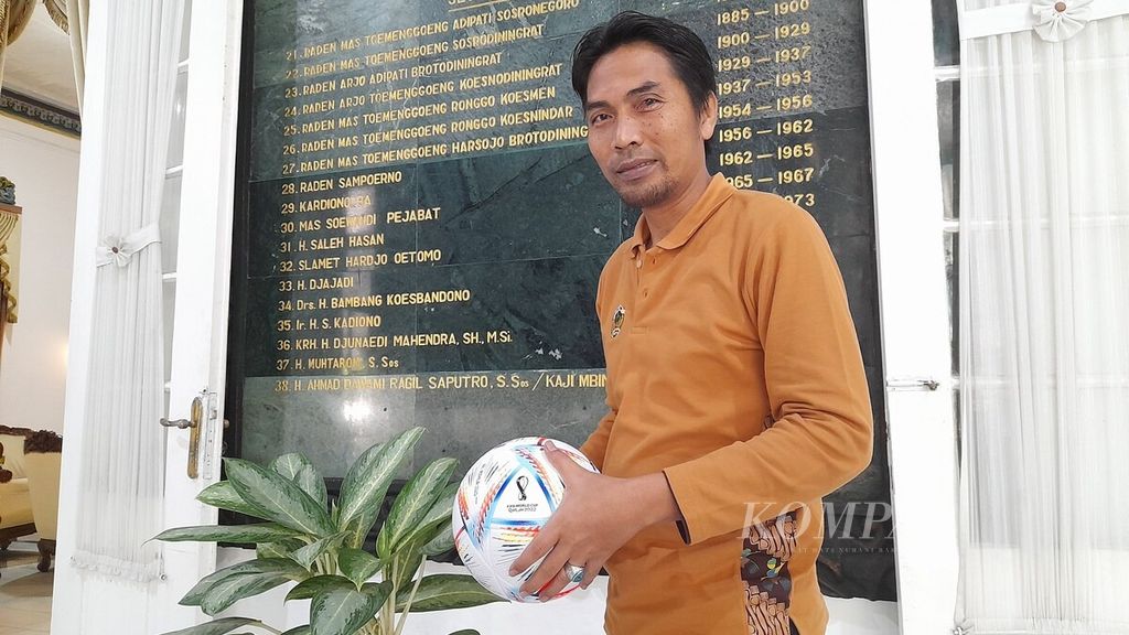 Bupati Madiun, Jawa Timur, Ahmad Dawami Ragil Saputro, berpose dengan bola Al Rihla yang diproduksi oleh pabrik di wilayahnya, Jumat (25/11/2022).