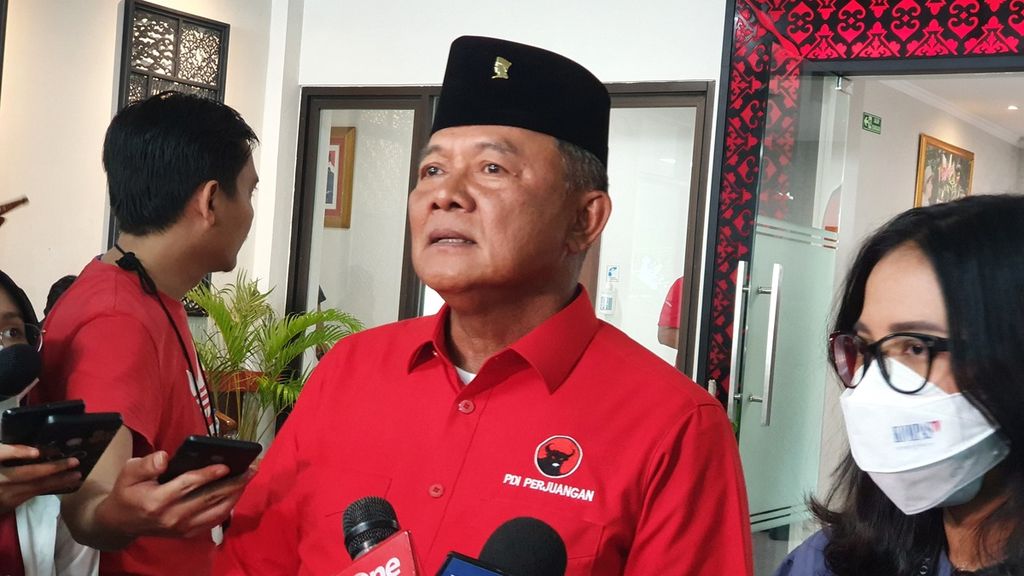 Lentan Jenderal TNI (Purn) Ganip Warsito saat diwawancarai wartawan di lobi Sekolah Partai DPP PDI-P Jakarta pada Minggu (30/10/2022). 