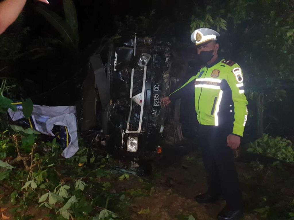 Jajaran Kepolisian Resor Kebumen mengecek lokasi kecelakaan sebuah mobil bak terbuka yang masuk ke jurang di Kecamatan Ayah, Kebumen, Jawa Tengah, Jumat (10/2/2023) petang.
