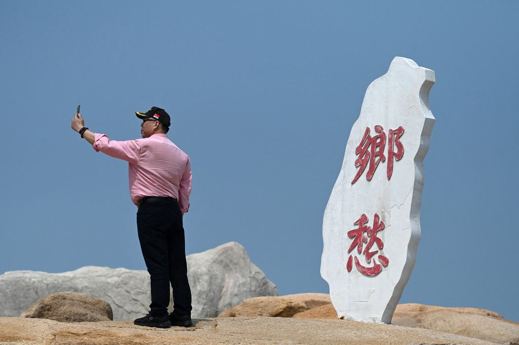 Seorang turis berswafoto dengan prasasti Taiwan di area wisata Pulau Pingtan, titik yang terdekat dengan Taiwan, tepatnya di tenggara Pulau Fujian, 8 April 2023. 