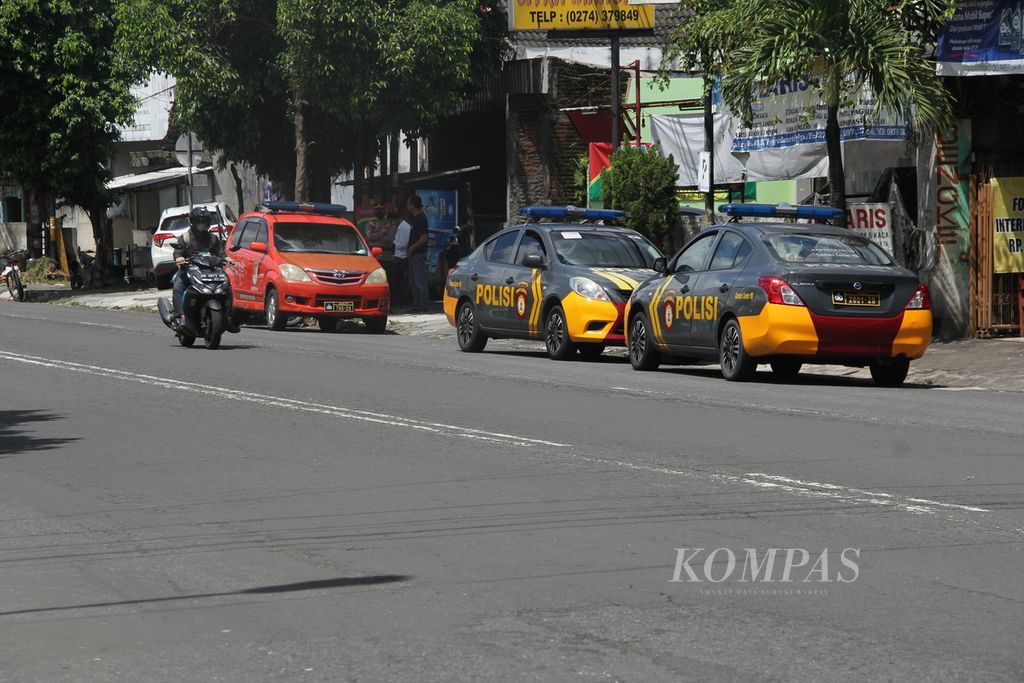 Sejumlah mobil polisi terlihat di dekat tempat kejadian perkara kasus kejahatan jalanan di Jalan Gedongkuning, Kota Yogyakarta, Daerah Istimewa Yogyakarta, Senin (4/4/2022). 