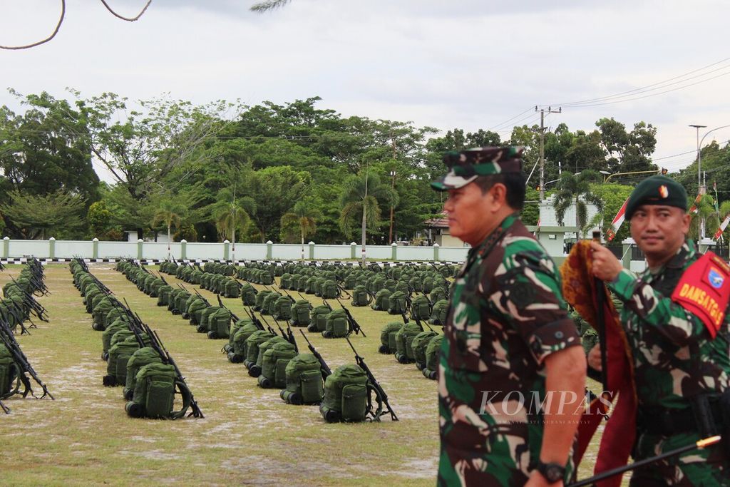 Panglima TNI Laksamana Yudo Margono melintas di antara perlengkapan tempur prajurit TNI Batalyon Infanteri Raider 631/Antang, Kota Palangkaraya, Kalteng, pada Kamis (30/3/2023). 