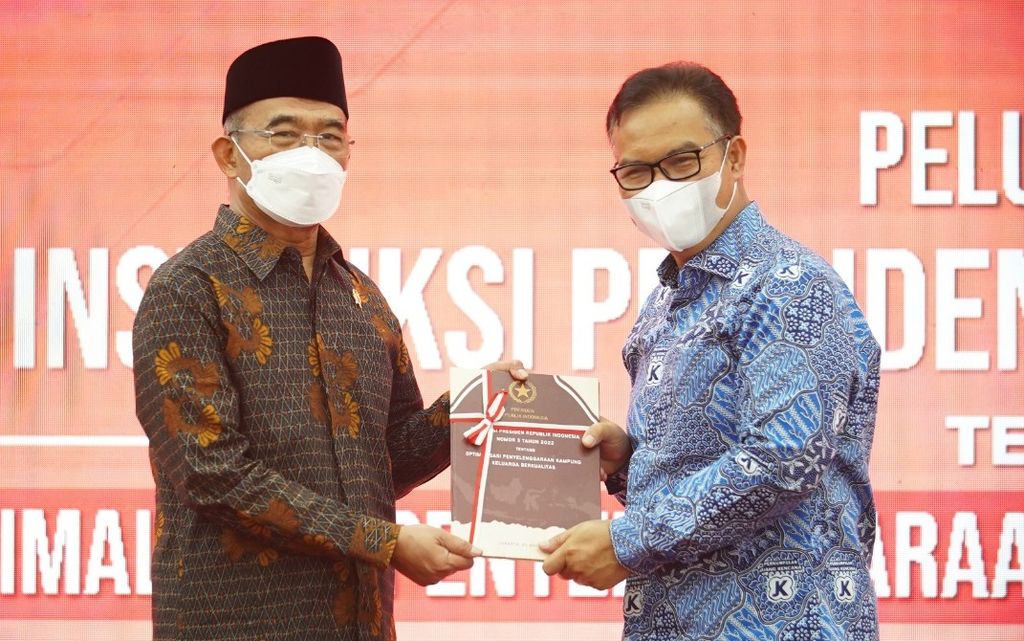 Menteri Koordinator Bidang Pembangunan Manusia dan Kebudayaan Muhadjir Effendy (kiri) menyerahkan secara simbolis dokumen Instruksi Presiden Nomor 3 Tahun 2022 kepada Kepala Badan Kependudukan dan Keluarga Berencana Nasional (BKKBN) Hasto Wardoyo di Jakarta, Selasa (12/7/2022).