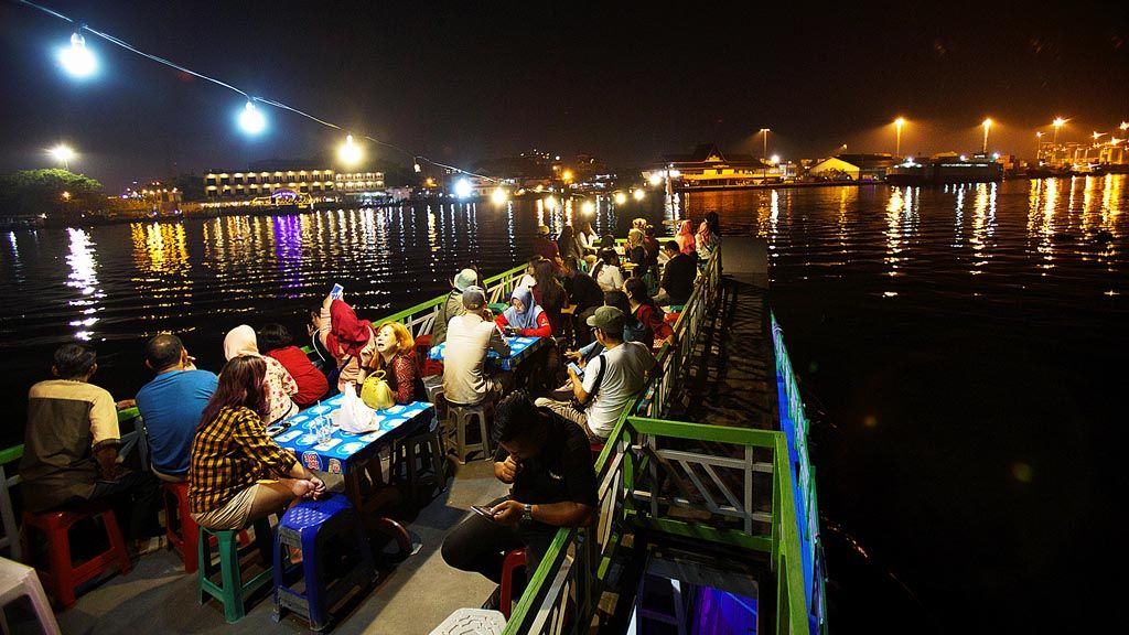 Wisatawan menikmati Sungai Kapuas dengan kapal bandong yang berbentuk seperti rumah terapung di Pontianak, Kalimantan Barat, Rabu (21/3). Untuk sekali putaran  wisatawan membayar Rp. 15 ribu.