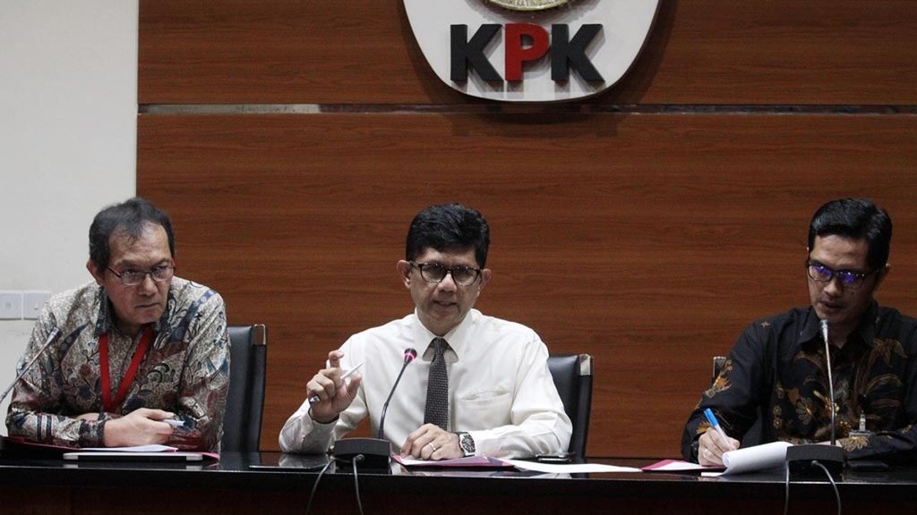 Laode M Syarif (tengah) saat menjadi Komisioner KPK menghadiri konferensi pers terkait tersangka baru kasus korupsi di Gedung KPK, Jakarta, Senin (10/6/2019). 