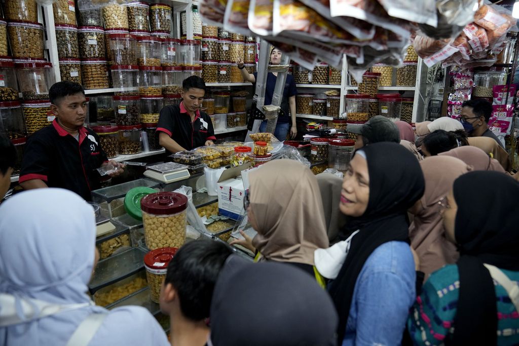 Warga berjubel membeli penganan dan jajanan di sebuah pasar untuk persiapan menyambut Idul Fitri pada pekan terakhir bulan Ramadhan di Jakarta, 4 April 2024. 