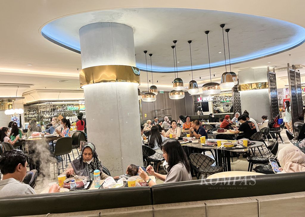 <i>Food court </i>di sebuah pusat perbelanjaan di kawasan Senayan, Jakarta, dipadati pengunjung yang menikmati aneka kuliner saat libur Lebaran, Selasa (3/5/2022).