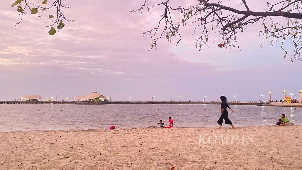 Warga menikmati suasana senja di Pantai Ancol, kawasan Ancol Taman Impian, Jakarta Utara, Kamis (9/5/2024).