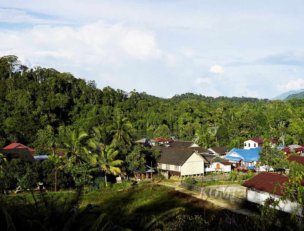 Desa Liu Mulang dan Desa Long Tuyoq, Kecamatan Long Pahangai, Mahakam Ulu, Kalimantan Timur, terlihat dari atas bukit, Kamis (12/12/2019). Desa itu dilalui Sungai Mahakam bagian hulu dan berada di tengah rapatnya hutan jantung Borneo.