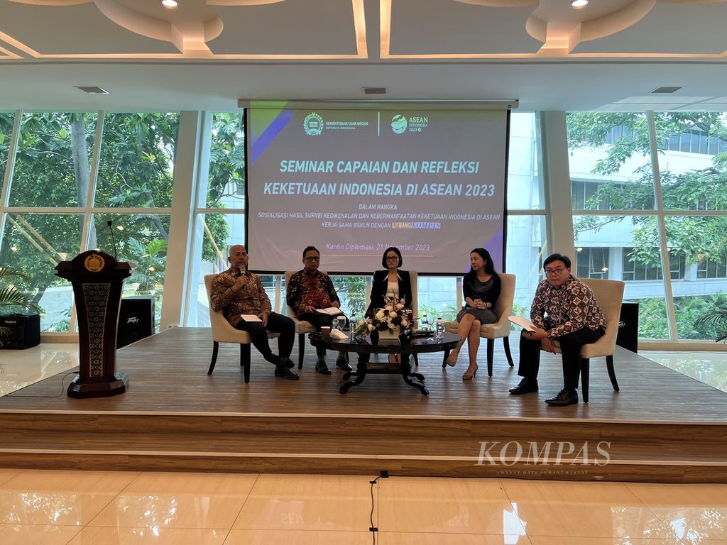 Para narasumber dalam seminar Refleksi dan Capaian Keketuaan Indonesia di ASEAN 2023 yang diselenggarakan Badan Strategi Kebijakan Luar Negeri Kementerian Luar Negeri di Jakarta, Selasa (21/11/2023). 