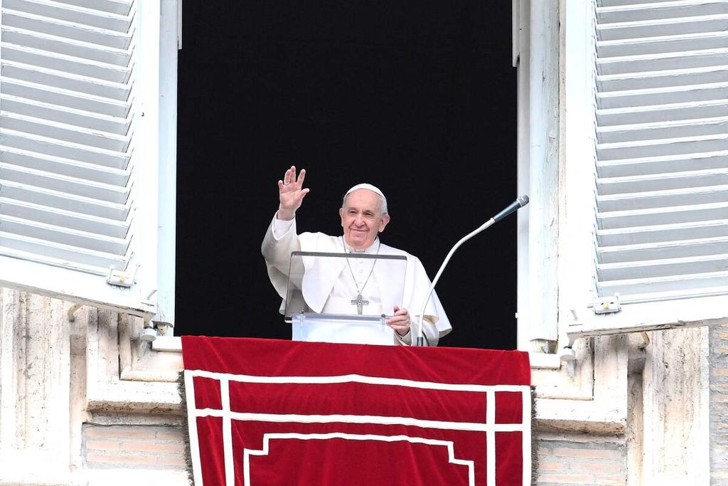 Paus Fransiskus menyapa umat Katolik selepas memyampaikan misa di Alun-alun Santo Petrus Vatikan, 27 Februari 2022.