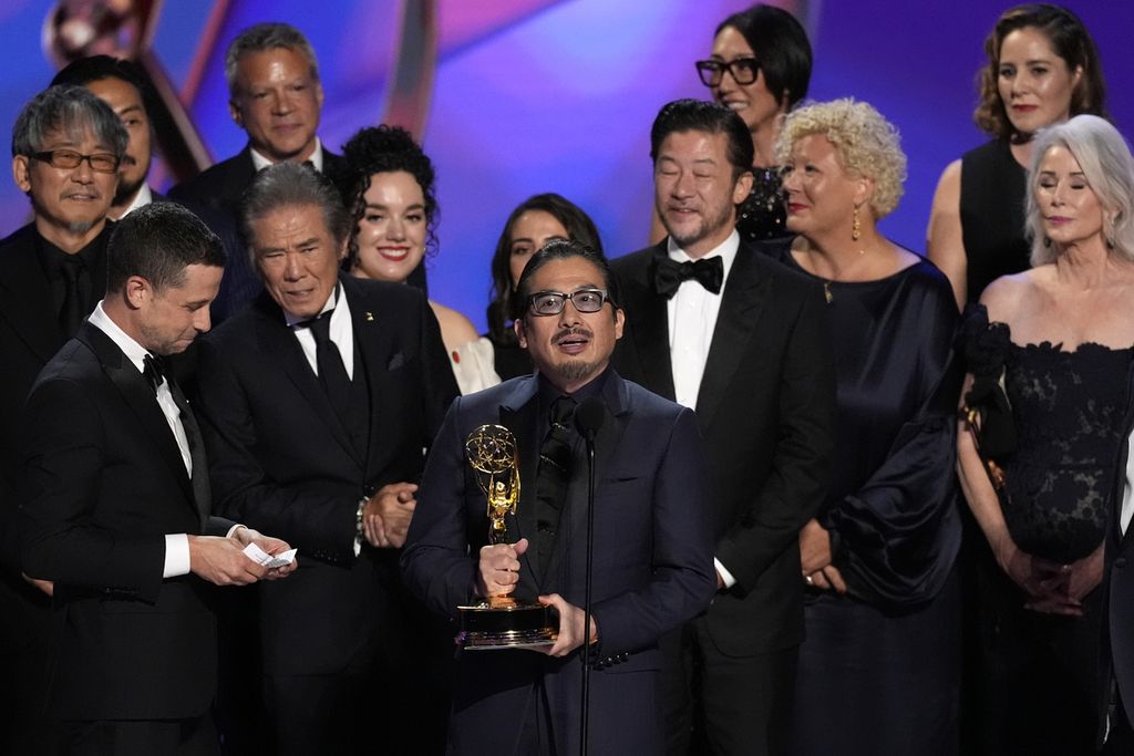 Hiroyuki Sanada (tengah), dan tim <i>Shogun</i>, menerima penghargaan untuk serial drama terbaik dalam perhelatan 76th Primetime Emmy Awards, Minggu (15/9/2024), di Peacock Theater, Los Angeles.