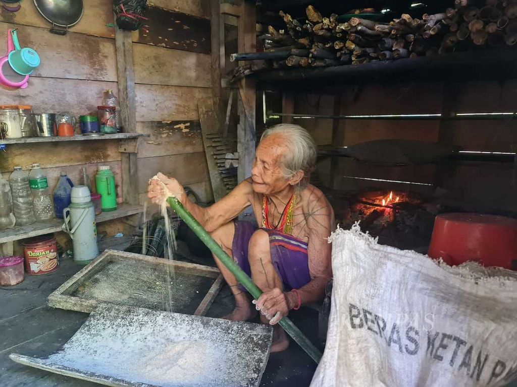Nanda Saleleubaja, perempuan adat lanjut usia warga Dusun Pariok, Desa Muntei, Kecamatan Siberut Selatan, Kabupaten Mentawai, Sumatera Barat.