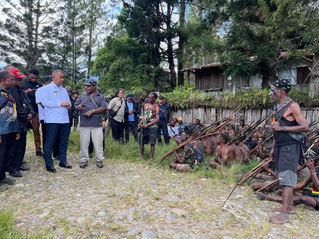 Velix juga mengumpulkan tokoh agama, adat, serta tokoh masyarakat lainnya untuk mengupayakan kesepakatan damai dari bentrokan antara suku Lani dan Nduga di Kabupaten Jayawijaya, Papua Pegunungan, Rabu (2/10/2024).