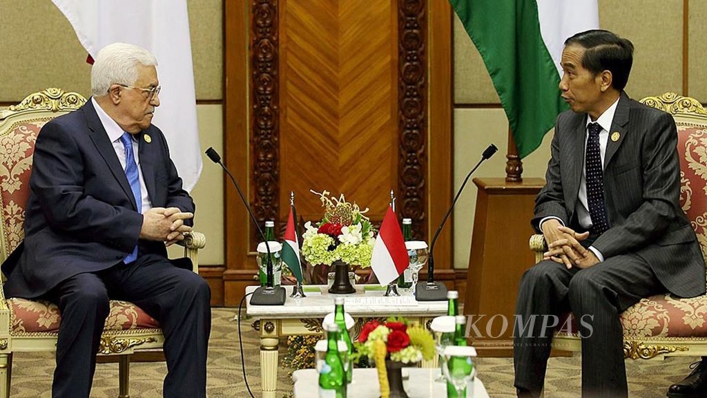 Presiden Joko Widodo dan Presiden Palestina Mahmoud Abbas saat menggelar pertemuan bilateral dalam rangkaian KTT Luar Biasa Ke-5 OKI mengenai Palestina dan Al-Quds Al-Sharif di JCC, Jakarta, 6 Maret 2016. Dalam pertemuan itu, Presiden Jokowi menyampaikan komitmen Indonesia untuk terus mendukung kemerdekaan Palestina. 