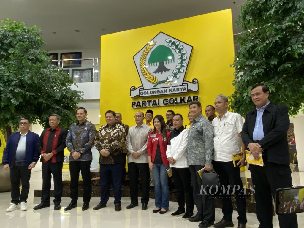 Pimpinan partai politik anggota Koalisi Indonesia Maju seusai mengadakan rapat di kantor DPP Partai Golkar, Jakarta, Kamis (9/11/2023) malam.