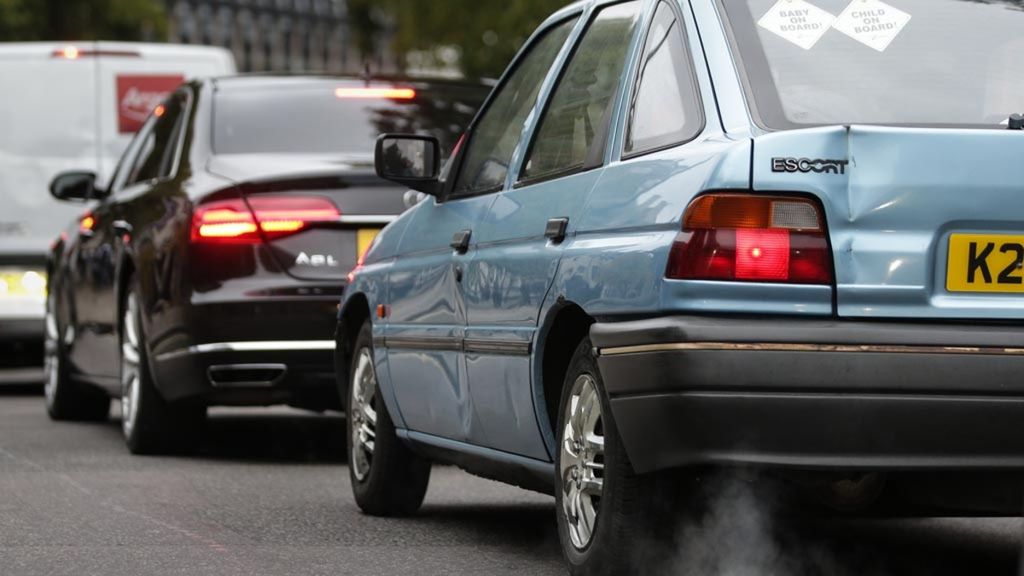 Sebuah mobil mengeluarkan emisi saat terjebak kemacetan di pusat kota London, Inggris, 23 Oktober 2017. 