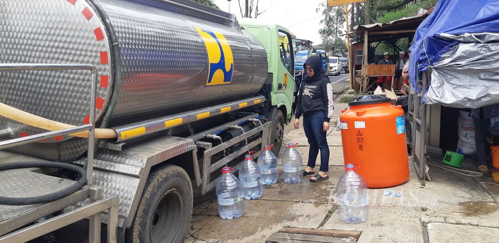 Bantuan air bersih keliling di posko pengungsi gempa Kabupaten Cianjur, Jawa Barat, Minggu (27/11/2022).