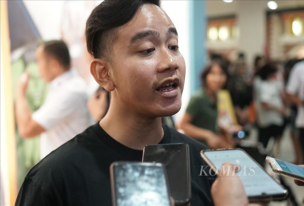 Gibran Rakabuming Raka menjawab pertanyaan wartawan di Solo, Jawa Tengah, Sabtu (27/7/2019).