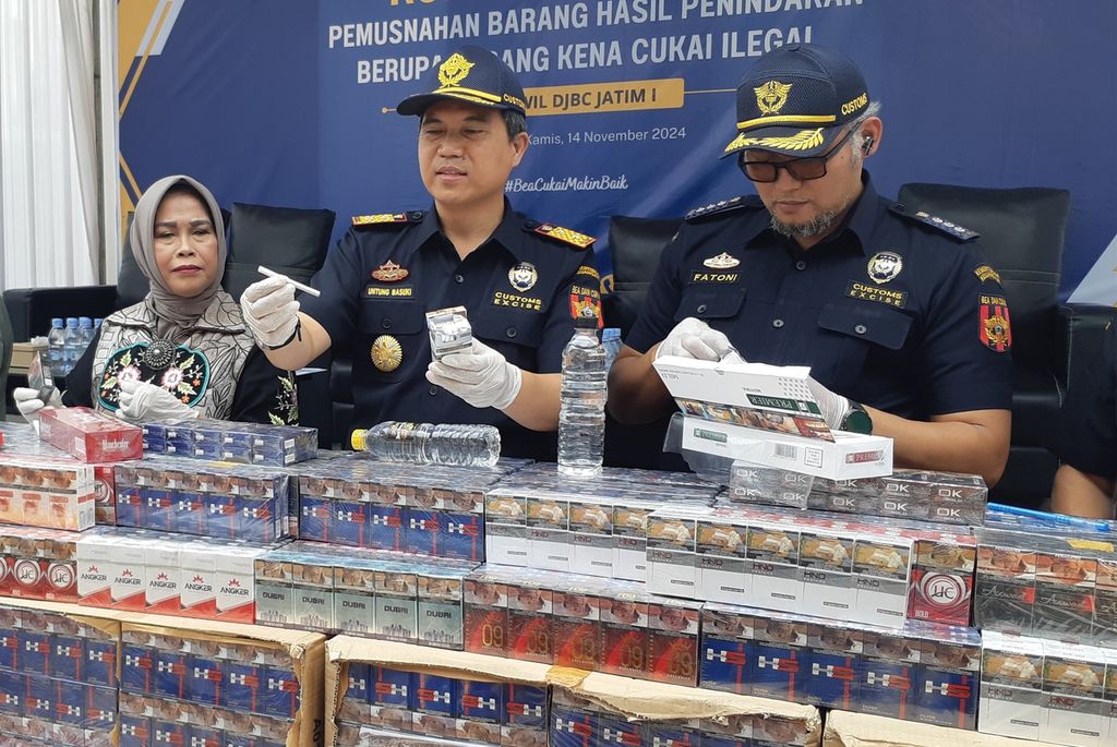 Kepala Bea dan Cukai Kantor Wilayah Jawa Timur Untung Basuki menunjukkan batang rokok ilegal kepada awak media, Kamis (14/11/2024), dalam gelar perkara. Sebanyak 10,4 juta batang rokok ilegal hasil penindakan pada Januari-Juli 2024 dan 2.895 liter minuman mengandung etil alkohol ilegal dimusnahkan. 