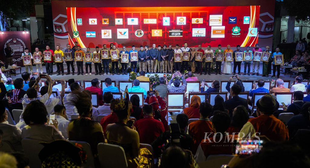 Suasana ketika pimpinan KPU dan perwakilan pimpinan partai politik saat acara Pengundian dan Penetapan Nomor Partai Politik Peserta Pemilihan Umum 2024 di halaman kantor Komisi Pemilihan Umum, Jakarta, Rabu (14/12/2022). Dalam acara ini, 17 partai politik dan 6 partai politik lokal di Aceh mengikuti penetapan nomor urut dalam kepesertaan Pemilu 2024. Sebanyak 8 dari 9 partai politik parlemen tetap menggunakan nomor urut lama yang digunakannya pada Pemilu 2019. 