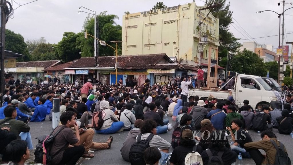 Suasana unjuk rasa "Gejayan Memanggil" di pertigaan Jalan Colombo dan Jalan Gejayan, Kabupaten Sleman, DI Yogyakarta, Senin (12/2/2024) sore. 