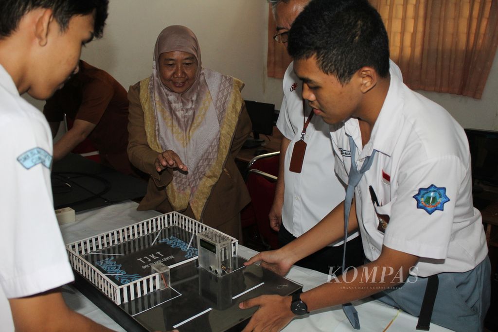 Sejumlah siswa menunjukkan prototipe gerbang parkir otomatis yang memanfaatkan teknologi internet untuk berbagai kegiatan (<i>internet of things</i>) di SMK Islamic Center Cirebon, Kabupaten Cirebon, Jawa Barat, Senin (20/5/2024).