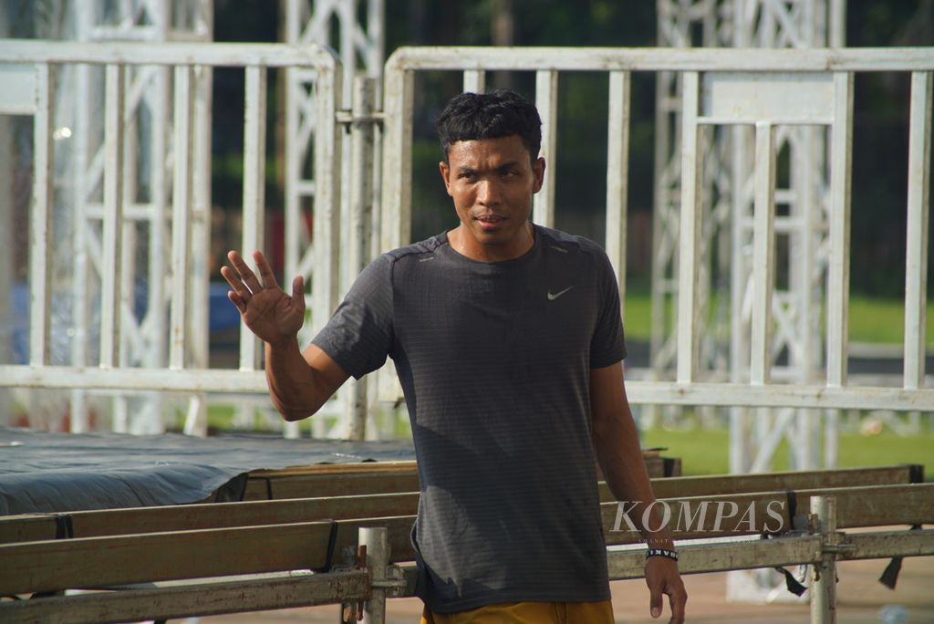 Pelari cepat Indonesia, Lalu Muhammad Zohri, latihan di trek lari 6 line Stadion Madya, kompleks Gelora Bung Karno, Senayan, Jakarta, yang tertutup karpet dan dikelilingi panggung hiburan, Rabu (10/7/2024). 