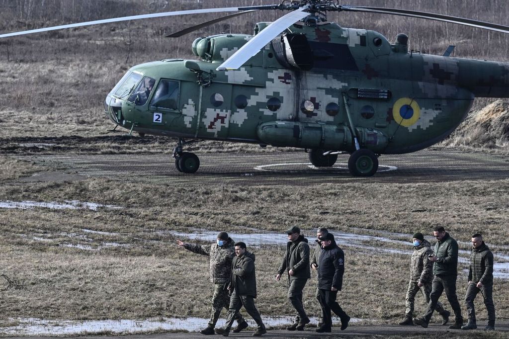 Presiden Ukraina Volodymyr Zelenskyy (kedua dari kiri) tiba untuk menghadiri latihan militer di luar kota Rivne, Ukraina utara, 16 Februari 2022. 