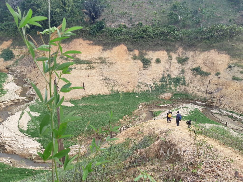 Sebagian genangan Bendungan Batutegi yang mengarah ke sungai-sungai di Kabupaten Tanggamus, Lampung, surut pada Minggu (17/9/2023).