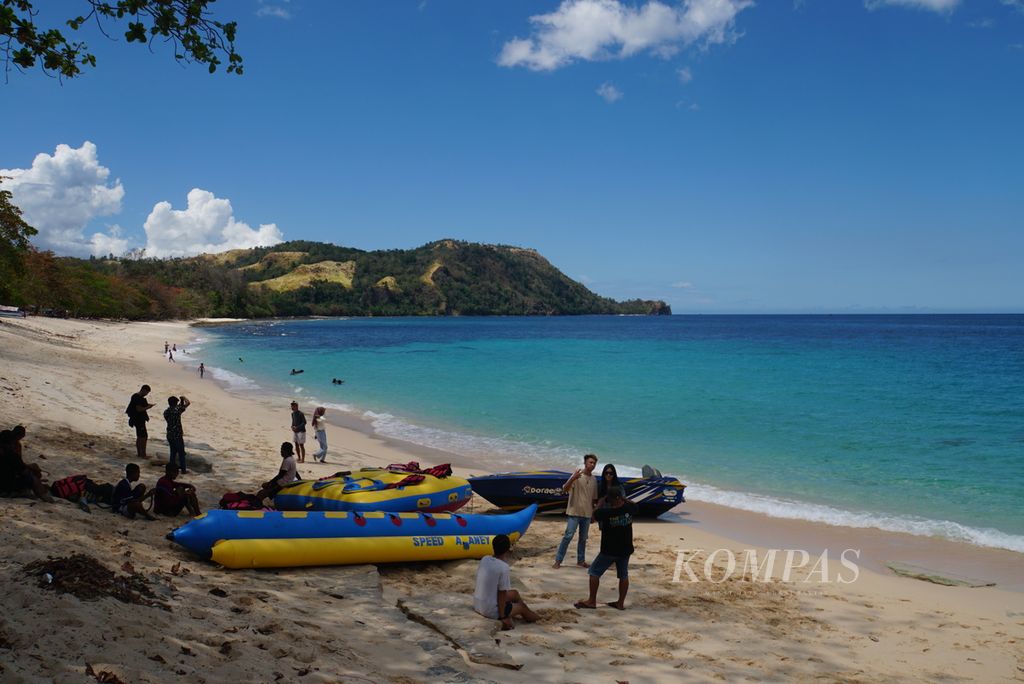 Para pengunjung bersantai di Pantai Paal yang terletak di Desa Marinsow, Likupang Timur, Minahasa Utara, Sulawesi Utara, Sabtu (16/9/2023).