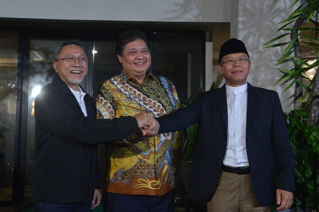 PAN chairman Zulkifli Hasan, Golkar Party chairman Airlangga Hartarto, and PPP general chairman Muhammad Mardiono (from left to right) shaking hands after giving statements to journalists at Airlangga's official residence, Jalan Widya Chandra III, Jakarta, Thursday (27/4/2023).