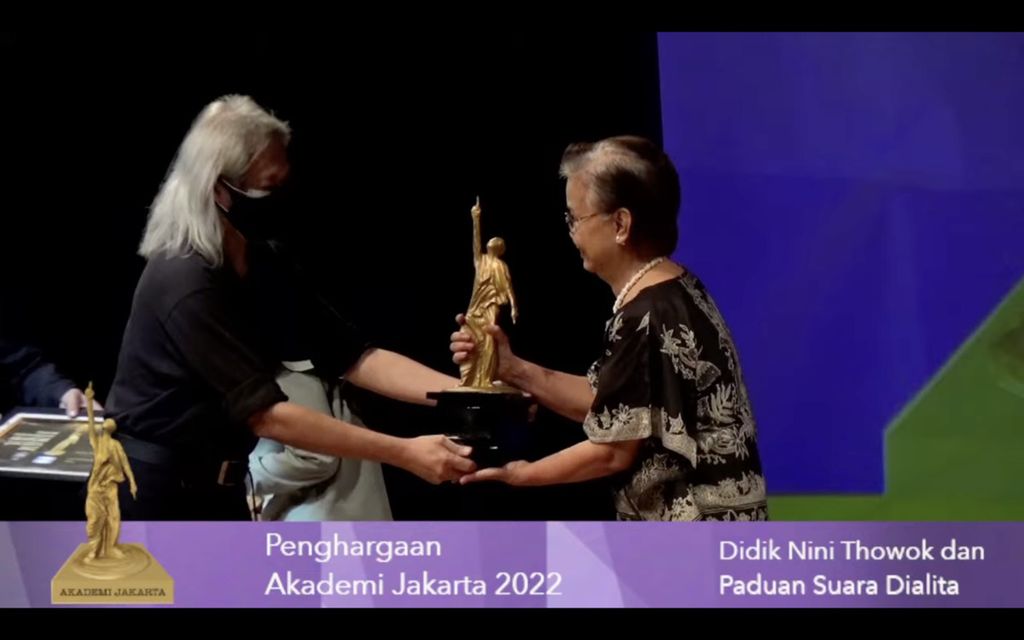 Ketua Paduan Suara Dilaita Uchikowati (kanan) menerima penghargaan Akademi Jakarta 2022 di Jakarta, Rabu (16/11/2022). Selain Dialita, maestro tari Didik Nini Thowok juga menerima penghargaan. Didik dan Dialita dihargai atas kegigihan mereka untuk memperjuangkan perdamaian dan diskursus soal identitas melalui seni.