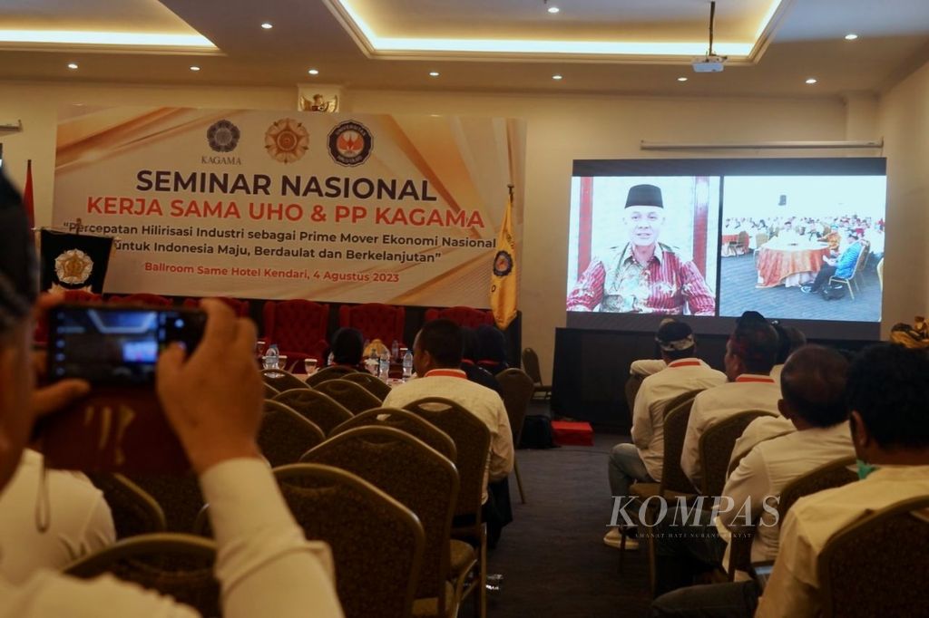 Peserta mendokumentasikan Ketua Keluarga Alumni Universitas Gadjah Mada (Kagama) yang juga Gubernur Jawa Tengah Ganjar Pranowo dalam seminar yang dihelat Kagama dan Universitas Halu Oleo, Jumat (4/8/2023), di Kendari, Sulawesi Tenggara.