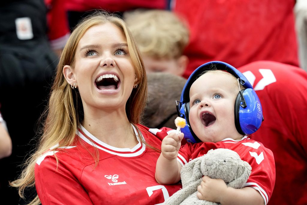 Seorang suporter Denmark membawa bayi saat pertandingan Grup C Piala Eropa 2024 antara Denmark dan Inggris di Frankfurt, Jerman, Kamis (20/6/2024). Denmark akan melawan Serbia pada laga terakhir Grup C, Rabu (26/6/2024) pukul 02.00 WIB, di Stadion Allianz Arena, Muenchen.