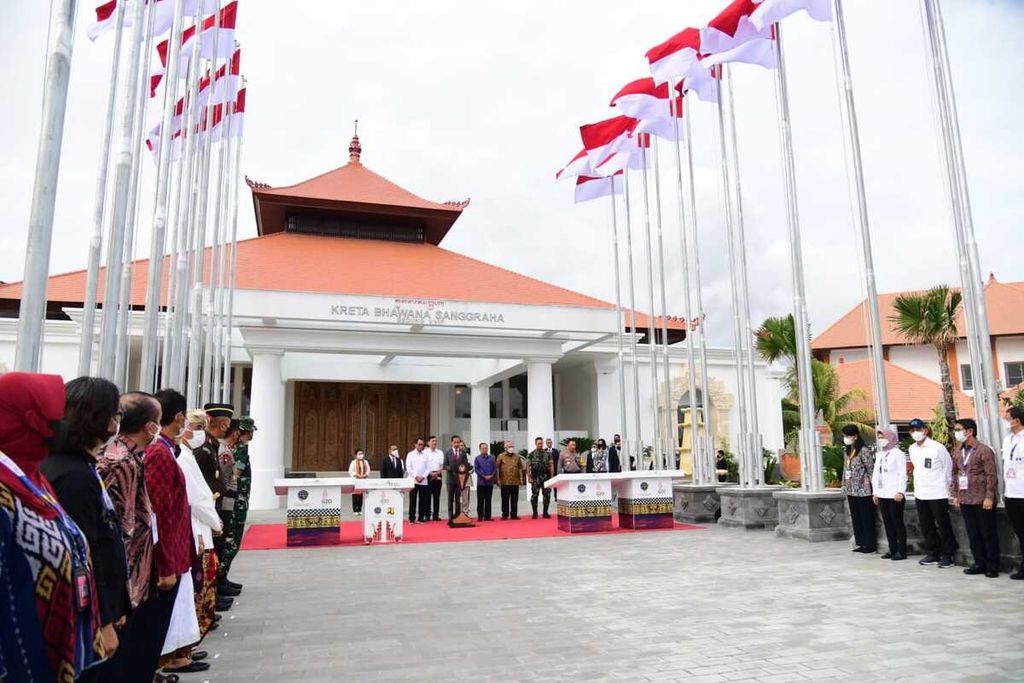 Presiden Joko Widodo meresmikan sejumlah infrastruktur yang ada di Provinsi Bali, Rabu  (9/11/2022). Sejumlah infrastruktur yang diresmikan terdiri dari Gedung VVIP Bandara Internasional I Gusti Ngurah Rai dan tiga pelabuhan yang tersebar di Provinsi Bali.