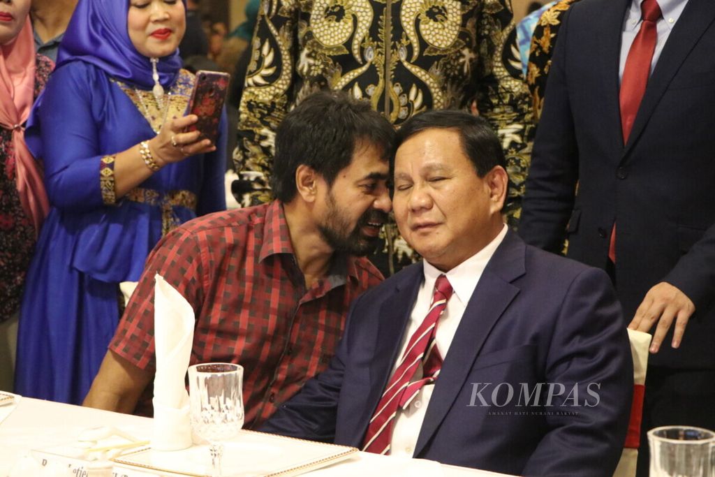 Presidential candidate Prabowo Subianto discussed with former Aceh Vice Governor Muzakir Manaf at the "Gathering and Hospitality with Entrepreneurs and Chinese Residents in North Sumatra" event at Selecta Building, Medan, North Sumatra, on Friday (22/2/2019) night.