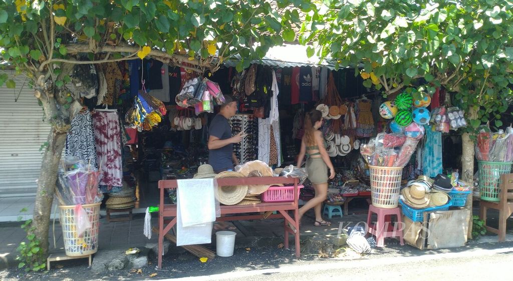 Wisatawan mancanegara semakin banyak berkunjung ke Bali. Suasana kios dan toko di ruas Jalan Pantai Mengiat, Kuta Selatan, Kabupaten Badung, Bali, Kamis (3/11/2022). 