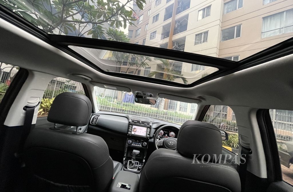 Ruang kabin Hyundai Creta tipe Prime. Mobil ini dilengkapi kaca atap yang dapat dibuka sebagian sehingga terkesan lega.