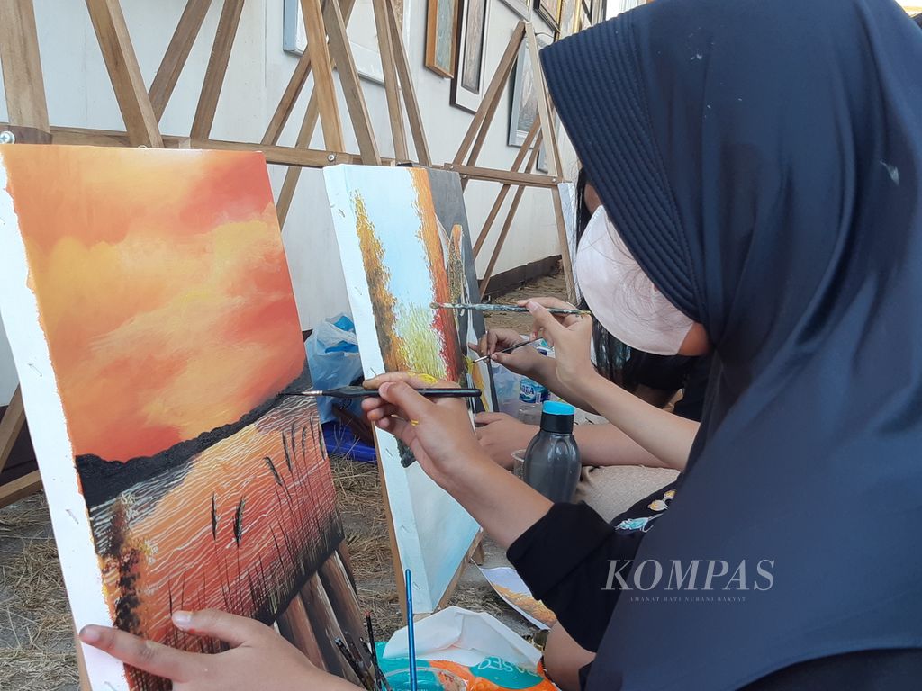 Anak-anak melukis saat acara Pekan Kebudayaan Daerah Lampung tahun 2023, Senin (25/9/2023). Acara yang berlangsung pada 25-28 September 2023 itu merupakan upaya pelestarian budaya daerah. 