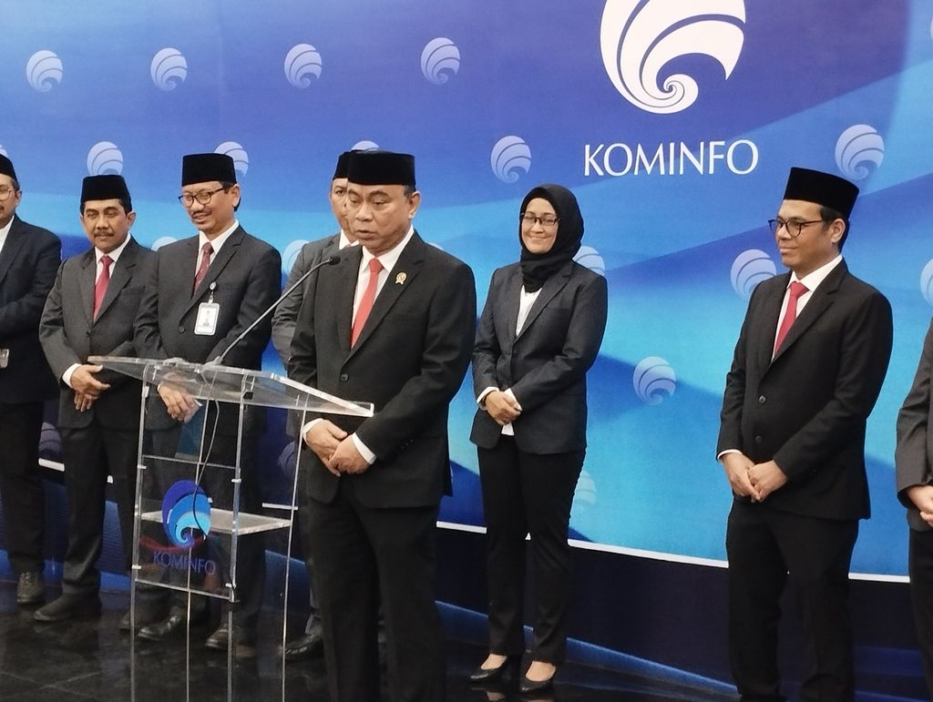 (Paling depan di podium) Menteri Komunikasi dan Informatika Budi Arie Setiadi memberikan keterangan pers seusai melantik Direktur Utama Bakti Fadhilla Mathar, Senin (14/8/2023), di Jakarta.