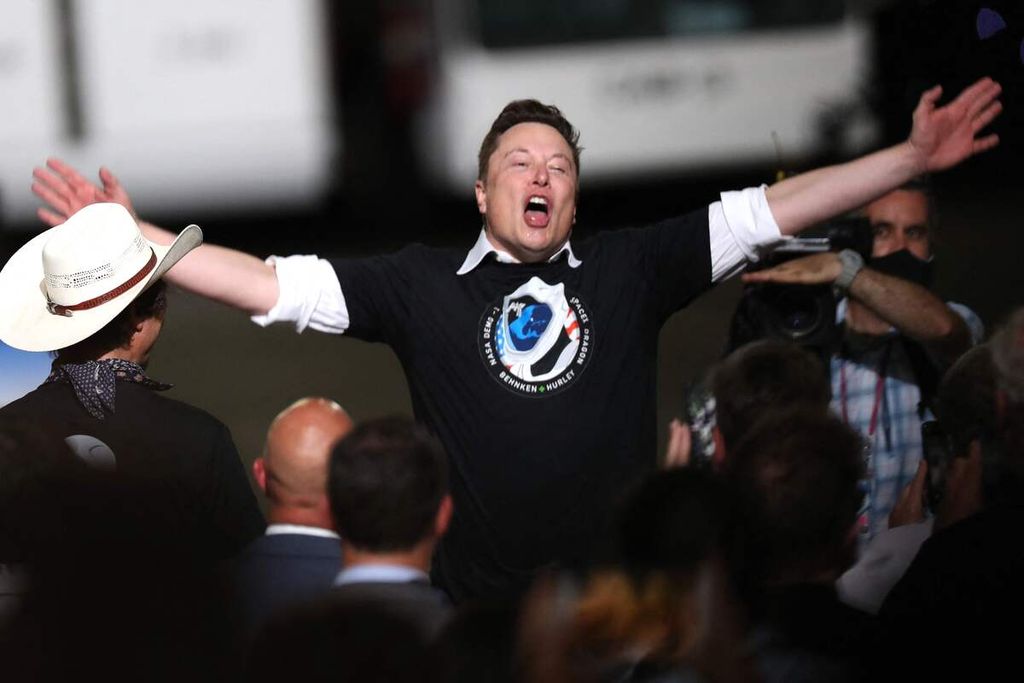Pendiri Spacex, Elon Musk, bersuka cita atas keberhasilan peluncuran roket SpaceX Falcon 9 dengan pesawat luar angkasa dengan awak, Crew Draon, di Kennedy Space Center, Cape Canaveral, Florida, AS, 30 Mei 2020. Ia termasuk salah satu orang terkaya di dunia.