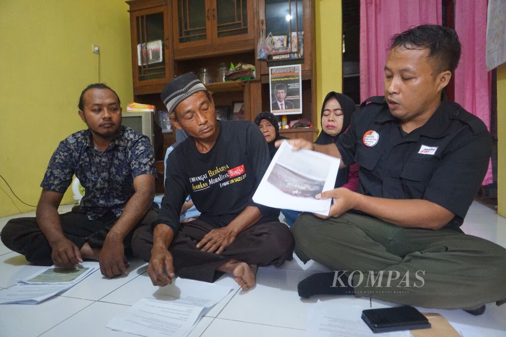 Keluarga almarhum Oki Kristodiawan, tahanan yang tewas dengan luka tidak wajar, memberikan keterangan pers kepada wartawan di Desa Purwosari, Kecamatan Baturraden, Kabupaten Banyumas, Jawa Tengah, Kamis (15/6/2023).