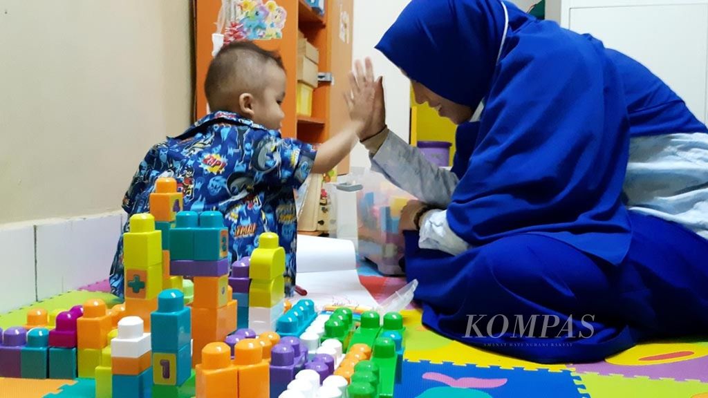 Salah satu pasien kanker balita bermain di ruang khusus anak di Rumah Sakit Hasan Sadikin, Bandung, Jawa Barat, awal Februari 2020.