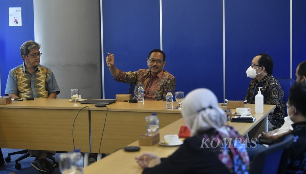 Kepala Otorita Ibu Kota Negara (IKN) Nusantara Bambang Susantono (tengah) dan Wakil Kepala Otorita IKN Nusantara Dhony Rahajoe (kiri) memaparkan sejumlah hal terkait dengan pembangunan IKN Nusantara dalam kunjungan ke Redaksi <i>Kompas </i>di Jakarta, Sabtu (19/3/2022). Kunjungan diterima oleh Pemimpin Redaksi <i>Kompas </i>Sutta Dharmasaputra dan jajaran redaksi. 