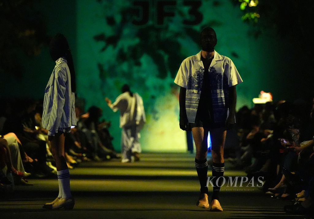 Model membawakan koleksi Lakon Indonesia yang bertajuk ”Pasar Malam” dalam Jakarta Fashion and Food Festival (JF3) di Summarecon Mall Serpong, Kabupaten Tangerang, Banten, Selasa (30/7/2024).